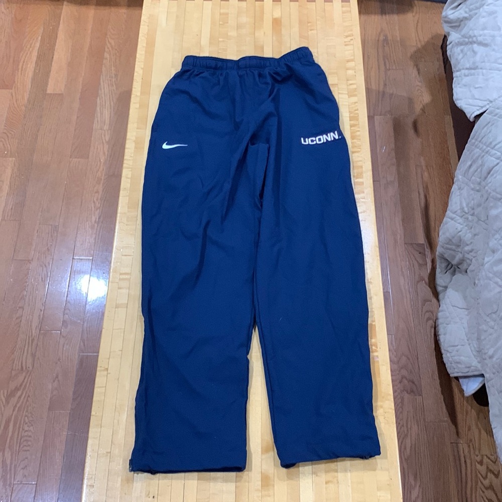 Nike basketball/windbreaker pants, never worn. Great condition.